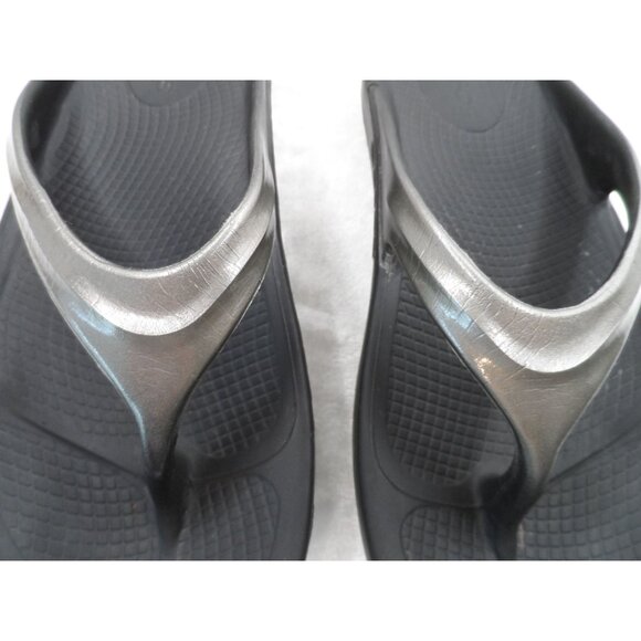 OOFOS Womens OOlala Lightweight Recovery Thong Flip-Flops  Black & Silver Size 5 - Picture 3 of 7